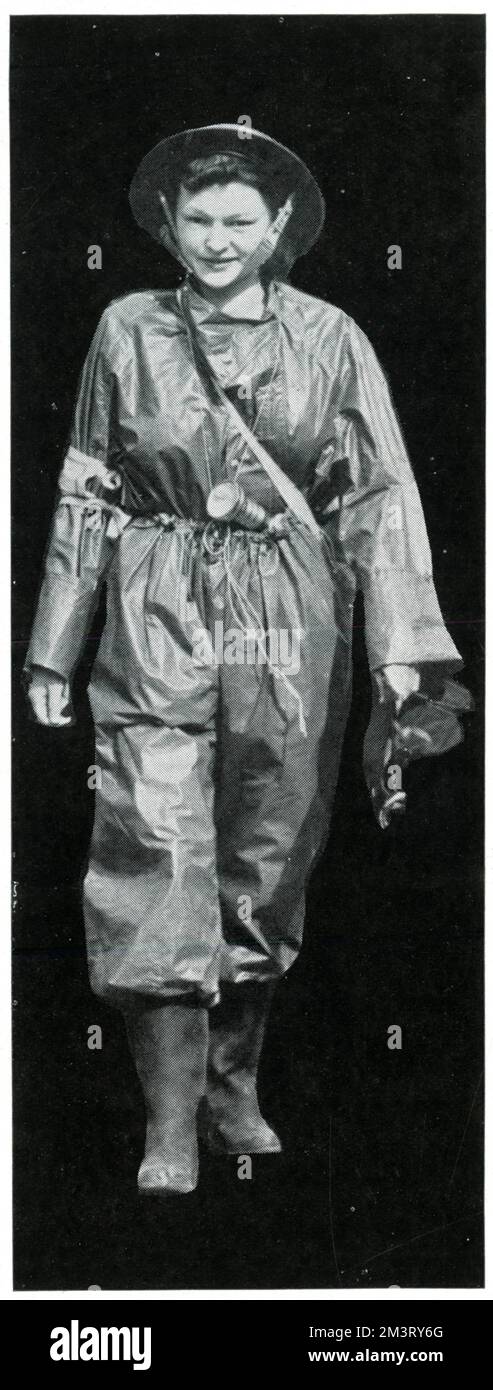Mujer ARP Warden modelando “lo último” traje de guerra con casco. A partir de octubre de 1939, los uniformes ARP con overoles de bluette fueron emitidos sin embargo hasta entonces un guardián ARP usaría su ropa de elección con la insignia ARP y brazalete como la mujer en la foto lo hace. Fecha: 1939 Foto de stock