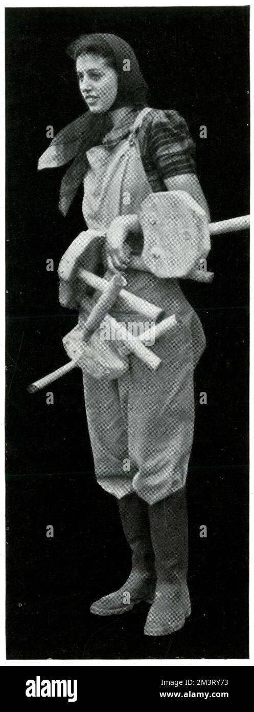 Jean Jacobs, anteriormente asistente de tienda de Londres, fotografiada con su uniforme del Ejército de Tierra mientras recibe su formación en Sussex. Fecha: 1939 Foto de stock