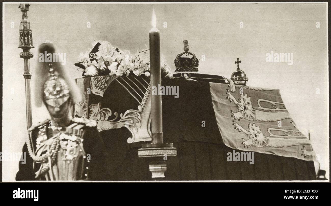 El difunto rey Jorge VI se encuentra en el estado en Westminster Hall. Un guardia se para junto al ataúd, con la cabeza inclinada en respeto. Foto de stock