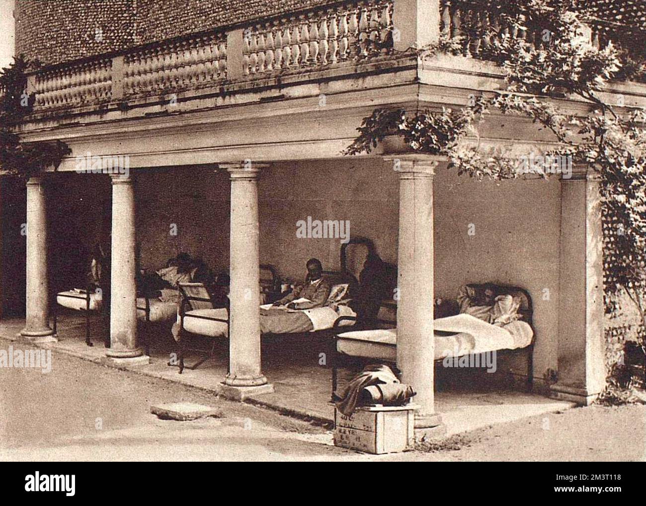 Una gran casa de campo inglesa - Goodwood House en Sussex - convertido en un moderno hospital de guerra. Camas del paciente en una de las terrazas. Foto de stock