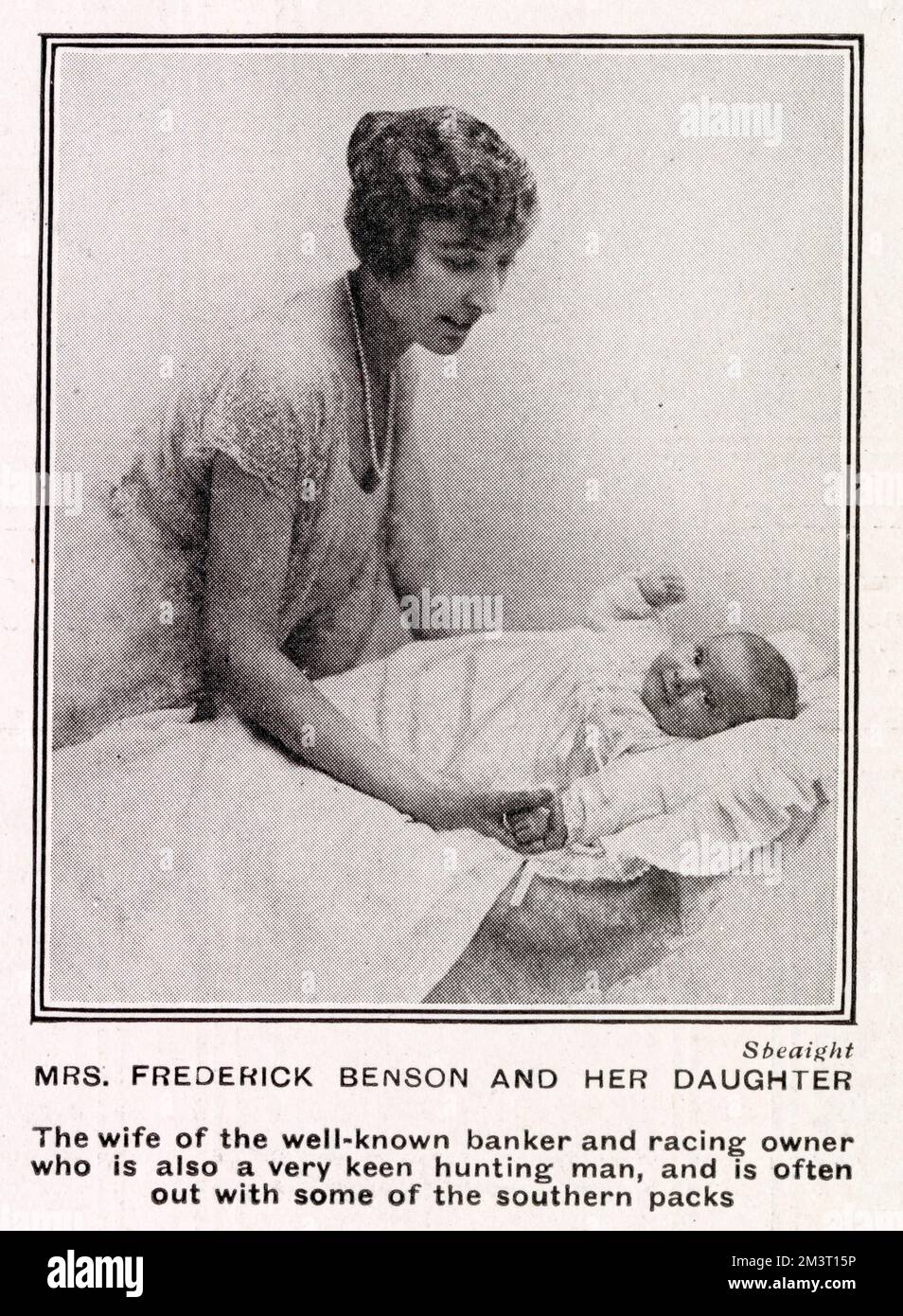 La señora Frederick Benson, esposa del famoso banquero y piloto de carreras, fotografiada por Speaight con su hija y presentada en The Tatler. Foto de stock