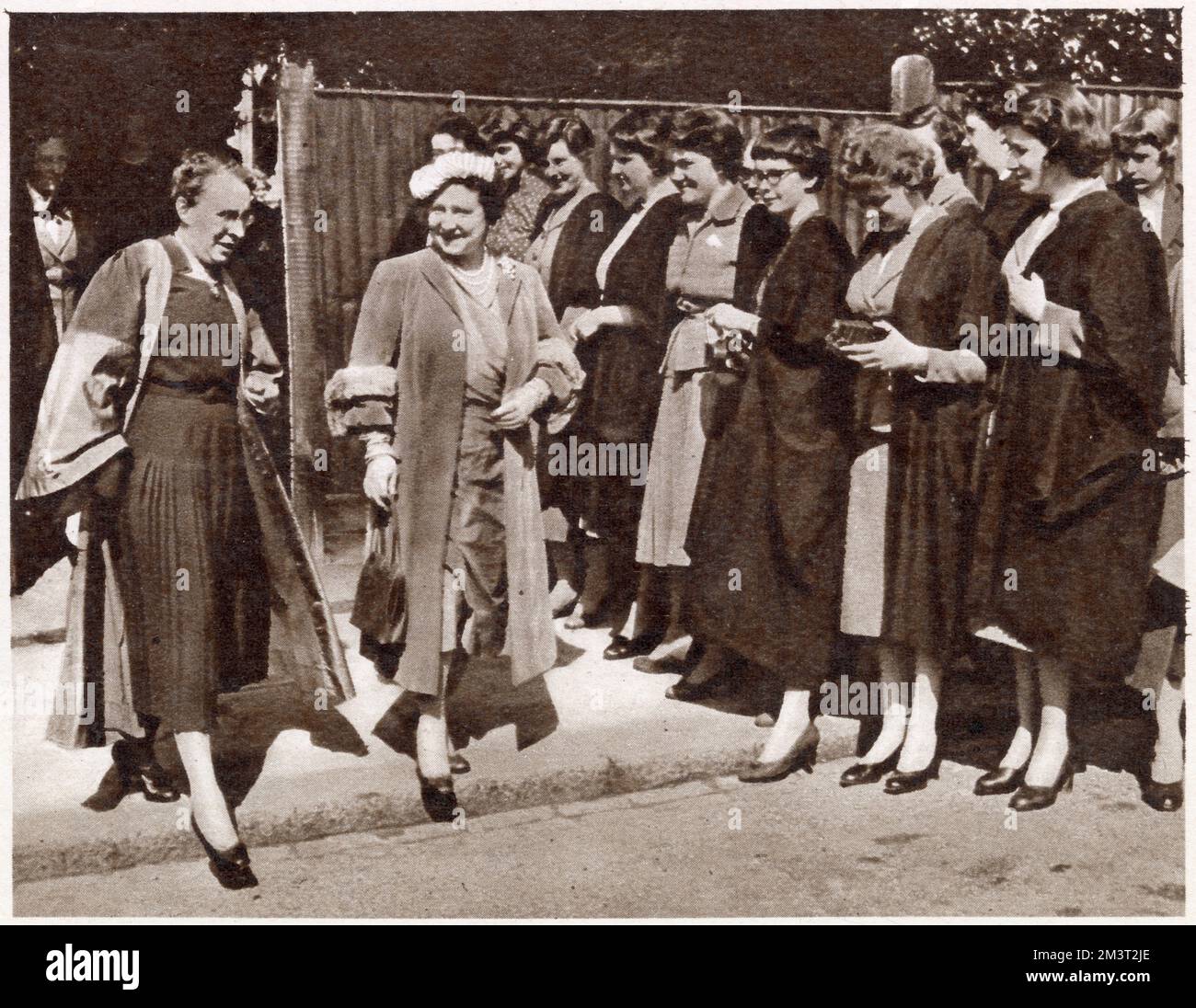 Una visita a Westfield College, Hampstead por la Reina Isabel la Reina Madre (en su papel de Canciller de la Universidad de Londres) acompañada por la Dra. Kathleen Chesney. Foto de stock