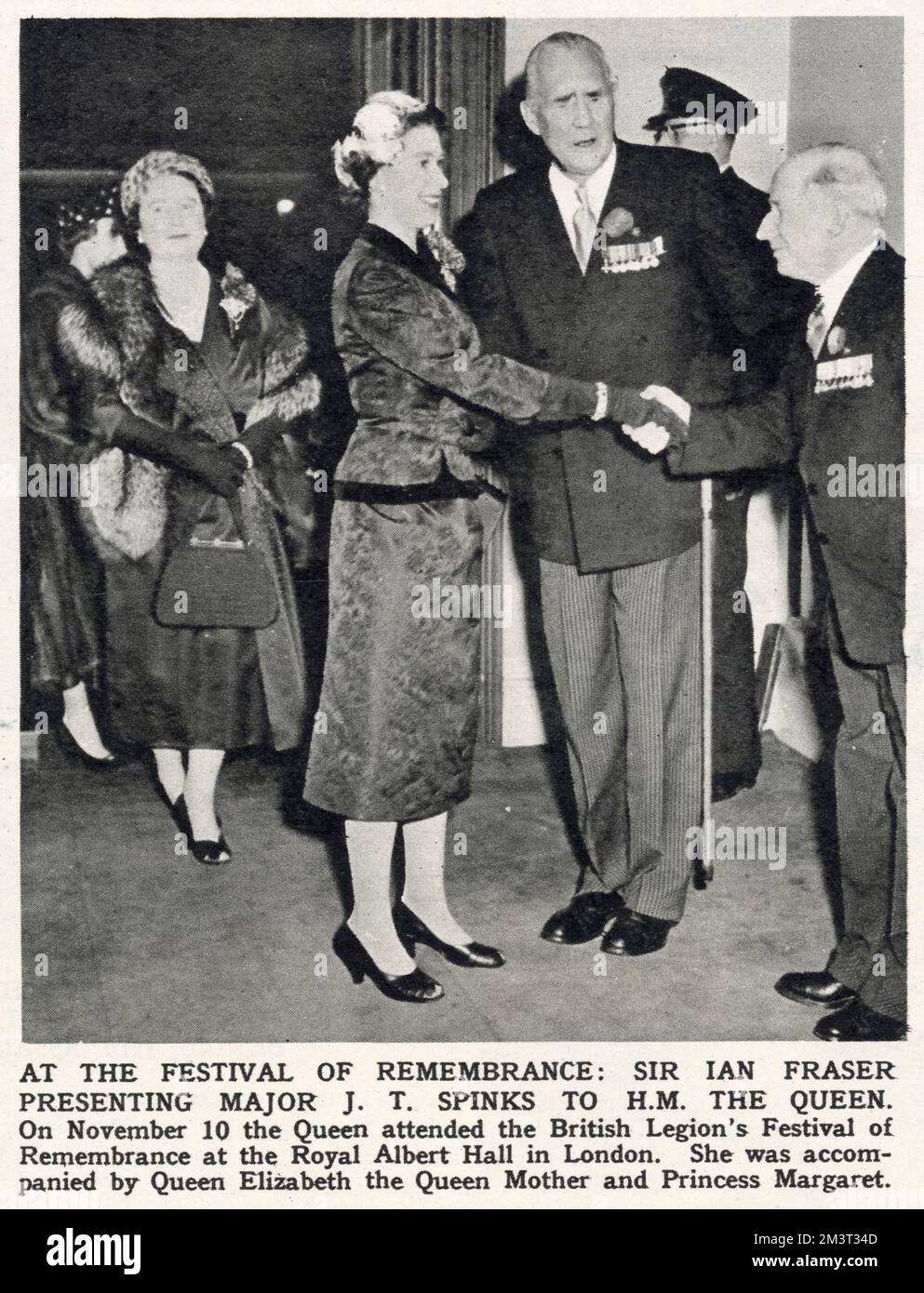 El presidente de la Legión Británica Sir Ian Fraser presenta J T Spinks a la Reina Isabel II, acompañado por Elizabeth, la Reina Madre, en el Festival de Recuerdo de la Legión celebrado en el Royal Albert Hall. Foto de stock