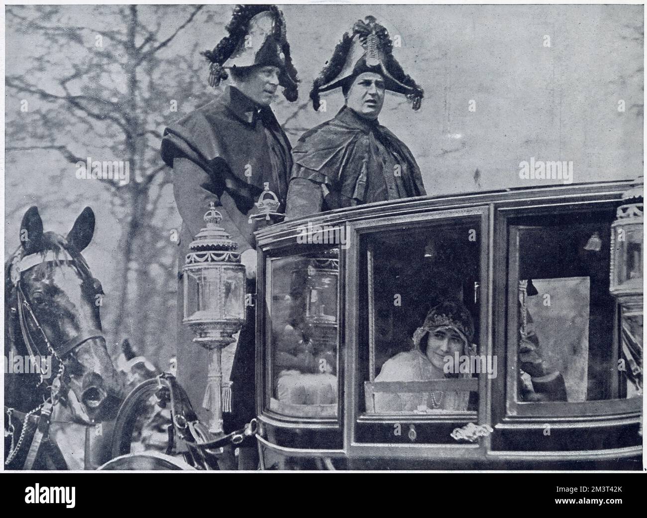 Después de la boda de Jorge, duque de York (más tarde rey Jorge VI): La primera vista de Londres de la novia como duquesa de York: Una cara feliz en la ventana del carruaje como Elizabeth Bowes-Lyon, como ella era, condujo con su marido al Palacio de Buckingham. Foto de stock