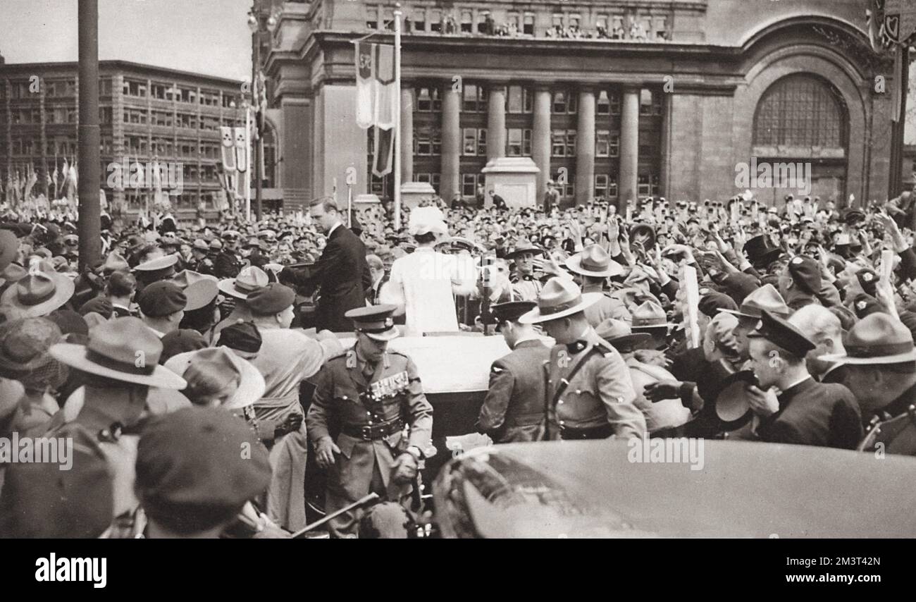 La escena después de que el rey Jorge VI revelara el Monumento Nacional de la Guerra de Canadá en Ottawa, Canadá: Sus Majestades estaban de pie en su coche para reconocer las aclamaciones de una gran multitud. Foto de stock