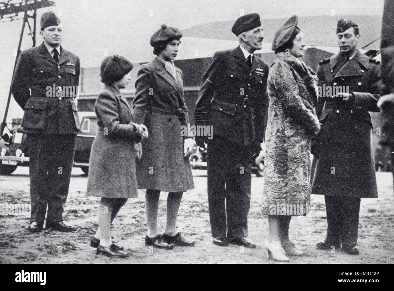 La familia real en una estación de mando costero: El rey Jorge VI y la reina Isabel con las princesas Isabel y Margarita inspeccionando aviones de R.A.F. Foto de stock