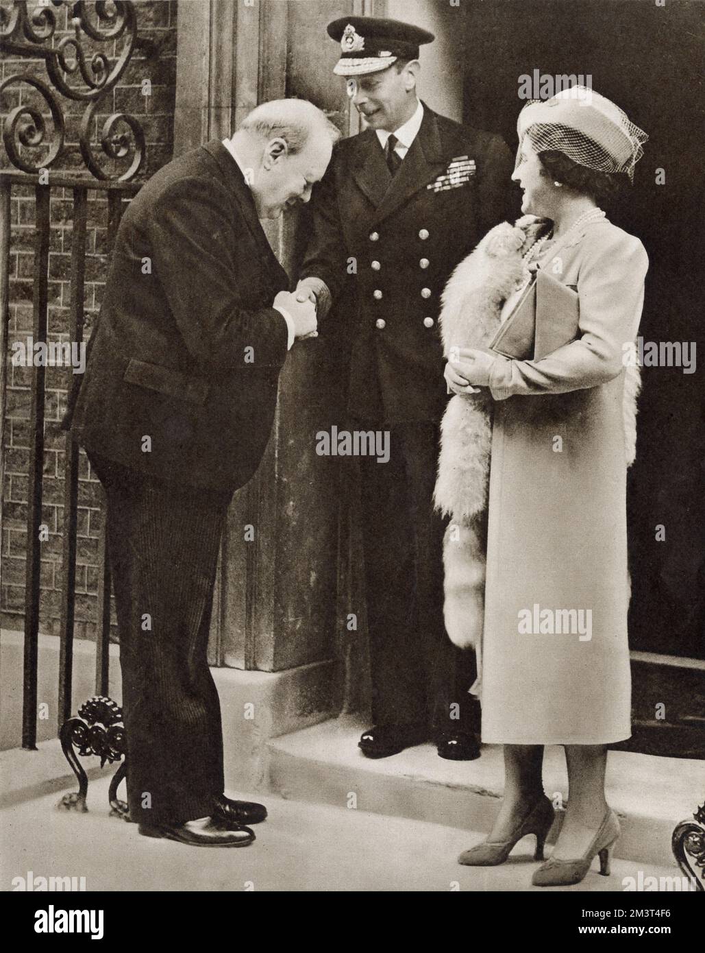 Los tres grandes del reino. El primer ministro Winston Churchill dijo Adiós al rey Jorge VI y la reina Isabel, cuando salieron del 10 de la calle Downing después de un almuerzo privado. Foto de stock