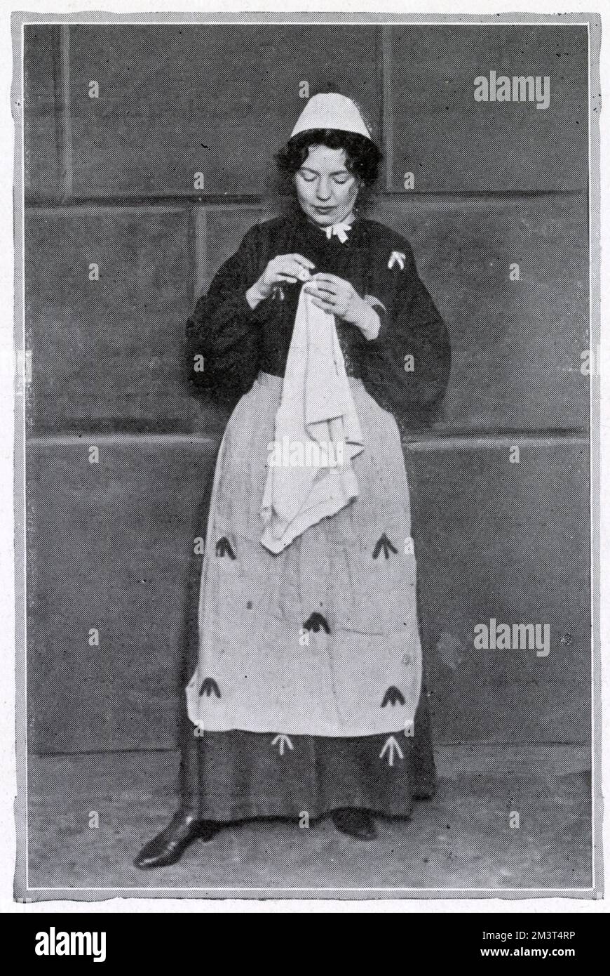Christabel Pankhurst (1880 - 1958), sufragista británica, asistió a la prisión de Holloway. Fotografiada con ropa de prisión, tomada alrededor del momento de su liberación, anunciando que tenía la intención de continuar la 'guerra civil' el próximo año. Foto de stock