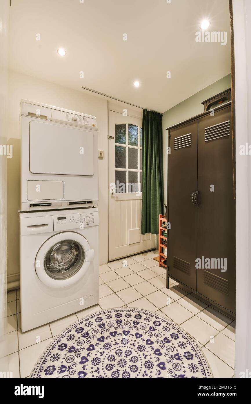 lavadora y secadora en el hall de entrada del apartamento - Picture