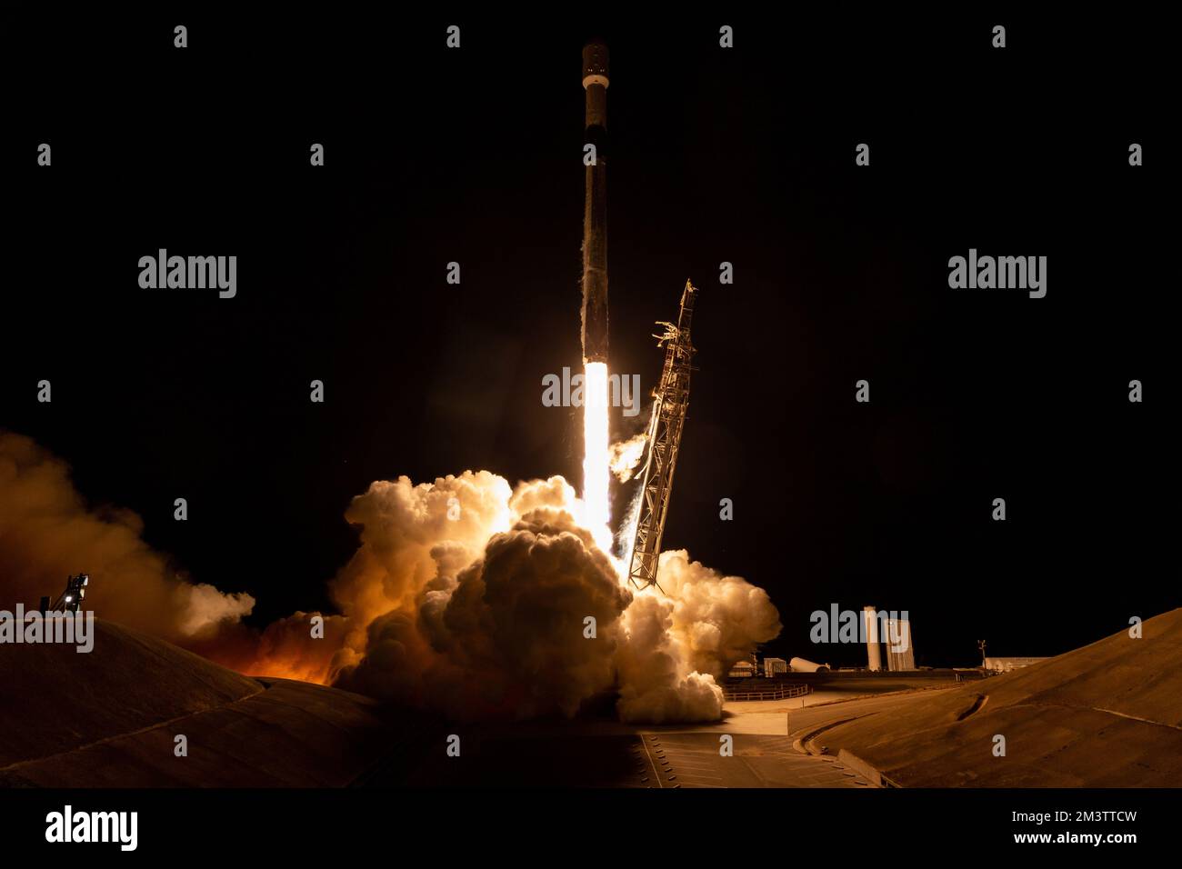 Lompoc, Estados Unidos de América. 16th de Dic de 2022. Lompoc, Estados Unidos de América. 16 de diciembre de 2022. El cohete SpaceX Falcon 9 que transporta la nave espacial de superficie de agua y topografía oceánica a bordo se eleva desde el complejo espacial de lanzamiento 4E en la Base de la Fuerza Espacial Vandenberg, el 16 de diciembre de 2022 en Lompoc, California. Crédito: Keegan Barber/USSF/Alamy Live News Foto de stock