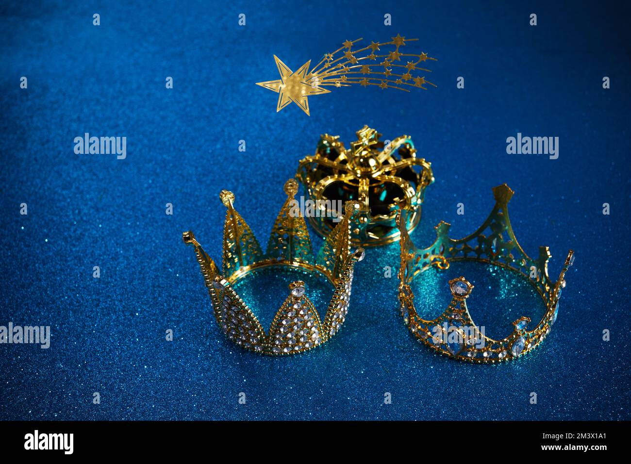Tres coronas de los tres sabios con estrella sobre fondo azul. Para el