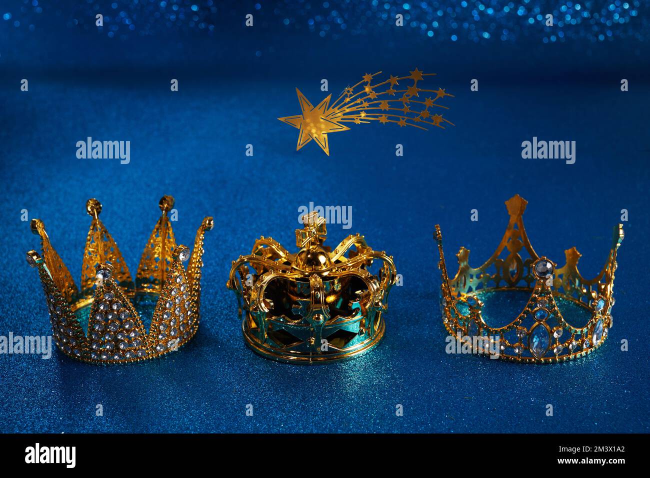Tres coronas de los tres sabios con estrella sobre fondo azul. Para el día de Reyes Magos y Tres coronas de los tres sabios con estrella sobre fondo azul. Para el día de Reyes Magos y