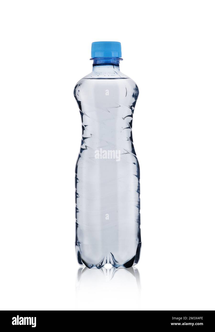 Pequeña botella de agua mineral en plástico aislado en blanco