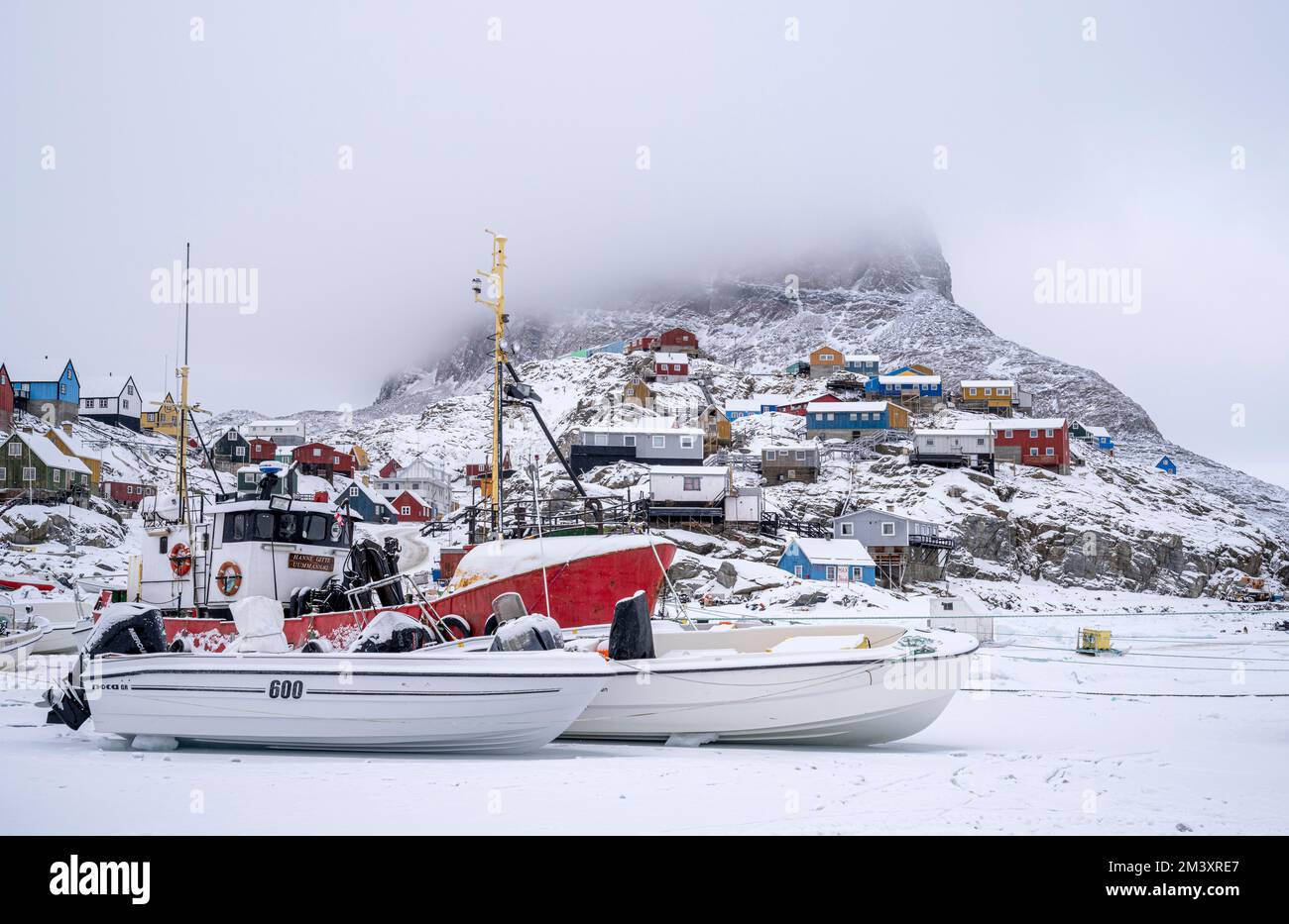 Barcos de pesca en el hielo marino en el puerto de Uummannaq en el oeste de Groenlandia Foto de stock