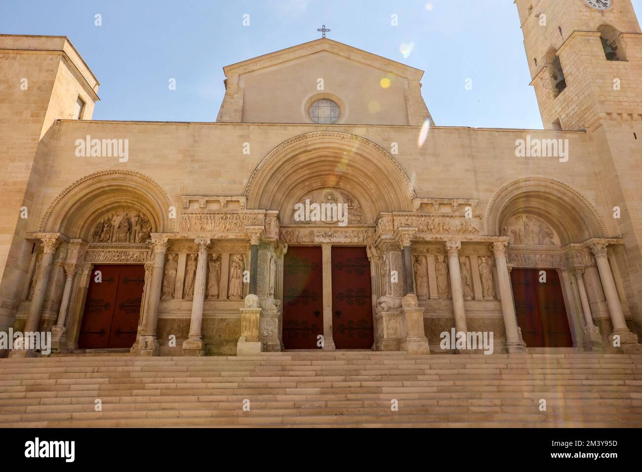 La abadía de Saint-Gilles fue fundada durante el siglo VII tradicionalmente por el ermitaño Saint Giles, cuyas reliquias poseía la abadía. Que fue el primer punto de parada para los peregrinos con La abadía de Saint-Gilles fue fundada durante el siglo VII tradicionalmente por el ermitaño Saint Giles, cuyas reliquias poseía la abadía. Que fue el primer punto de parada para los peregrinos con