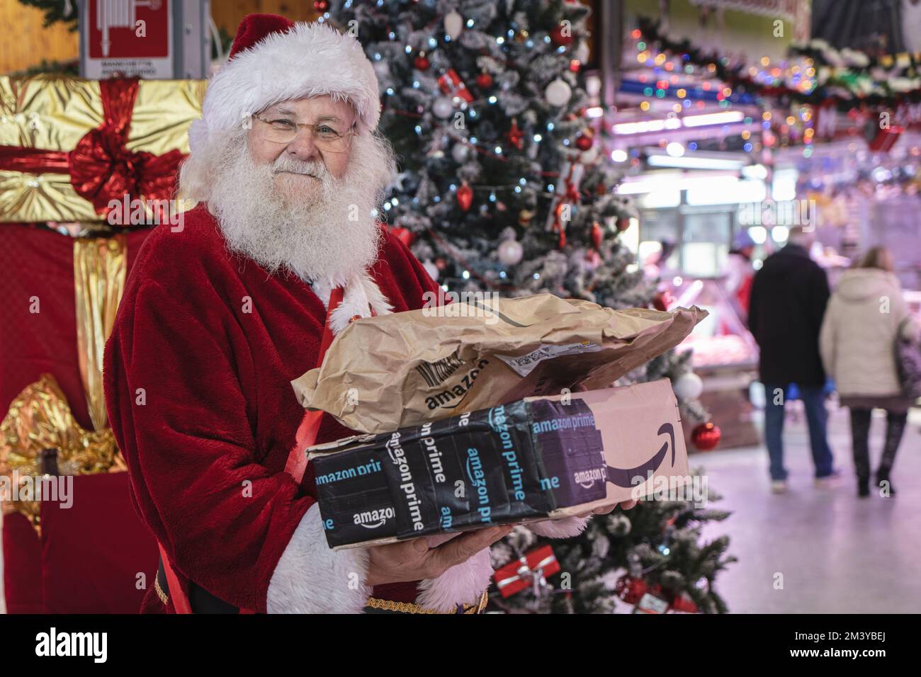 Santa Claus sosteniendo regalos de Navidad ordenados de Amazon. Milán Italia  - Diciembre 2022 Fotografía de stock - Alamy