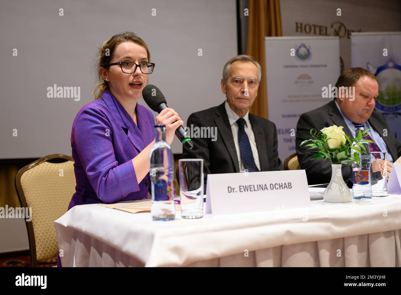Ewelina U. Ochab hablando en la conferencia 'Libertad religiosa: El derecho humano bajo ataque' en Bratislava, Eslovaquia. 2022/12/09. Foto de stock