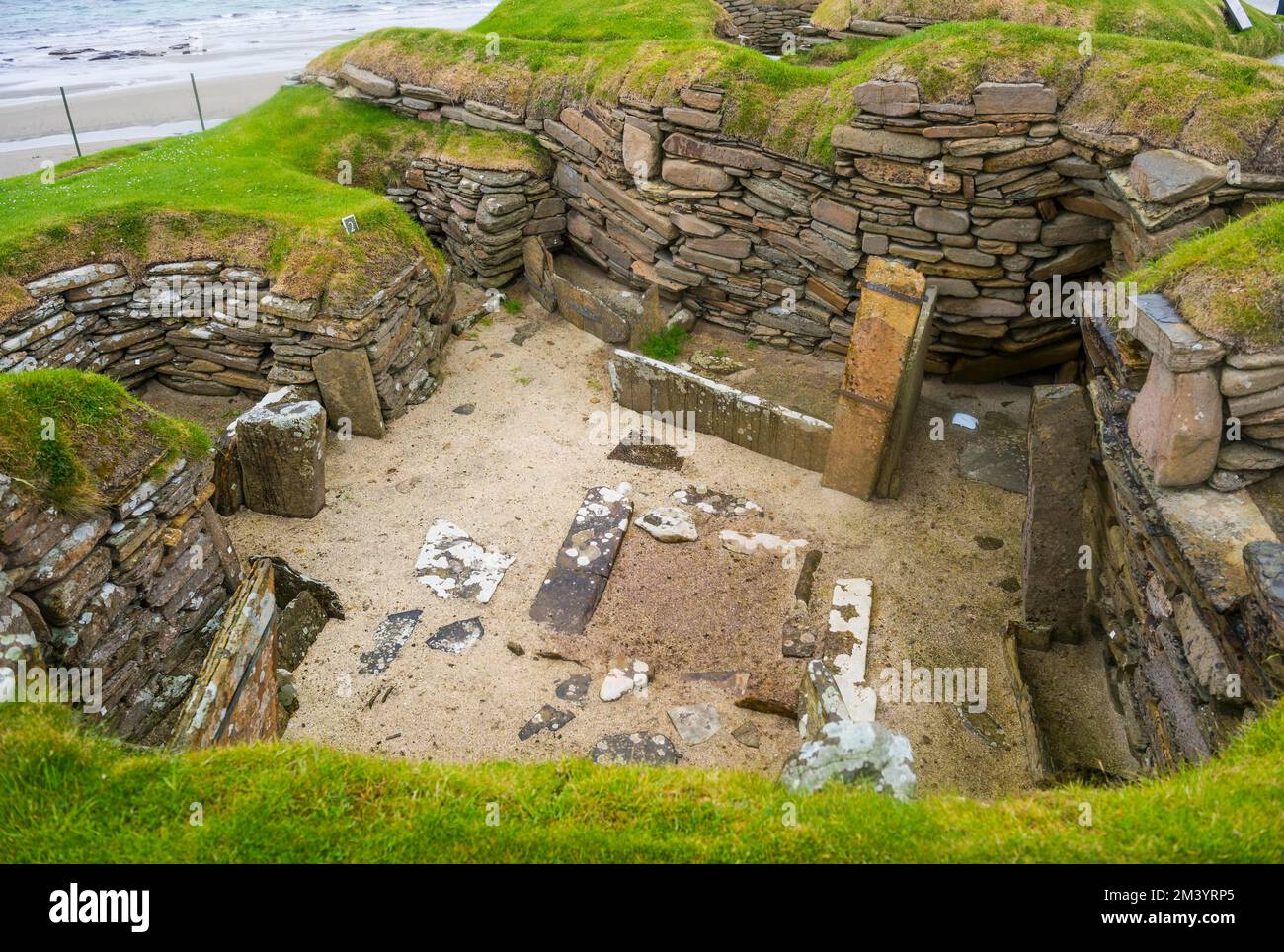 Patrimonio de la humanidad de la UNESCO SIGUE La piedra construye el asentamiento neolítico de Skara Brae, Islas Orcadas, Reino Unido Foto de stock