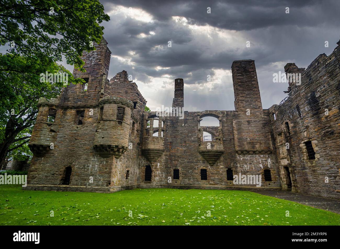 Obispo y palacio de los condes de Kirkwall, Islas Orcadas, Reino Unido Foto de stock