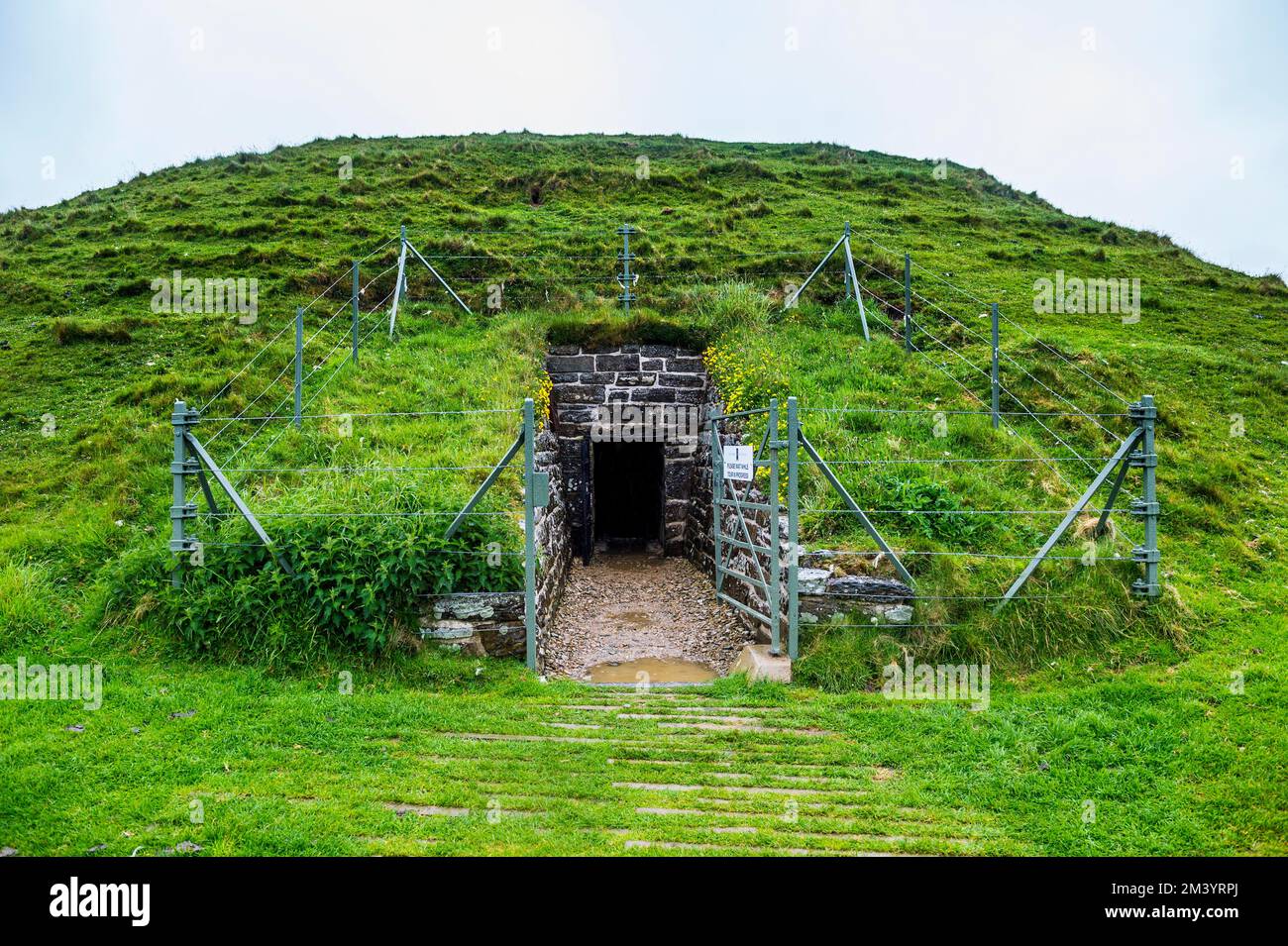 Patrimonio de la humanidad de la UNESCO vista El Neolítico con cámara de Maeshowe, Islas Orcadas, Reino Unido Foto de stock