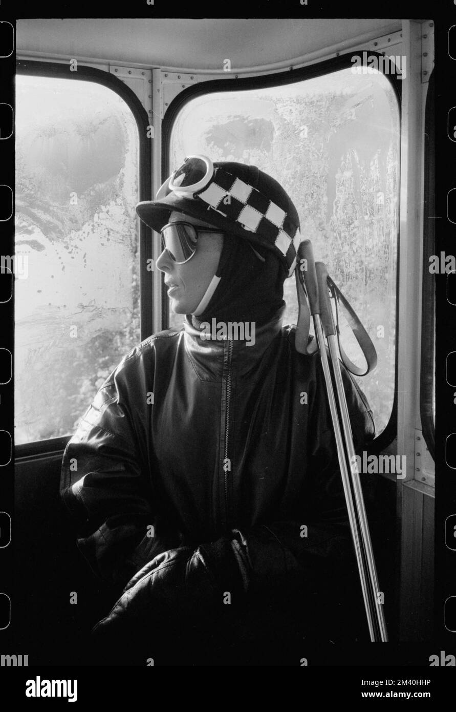 Ann Bonfoey Taylor, retrato de media longitud, sentado, de cara a la izquierda, en telecabina, Vail, Colorado, Toni Frissell, Antoinette Frissell Bacon, Antoinette Frissell Foto de stock