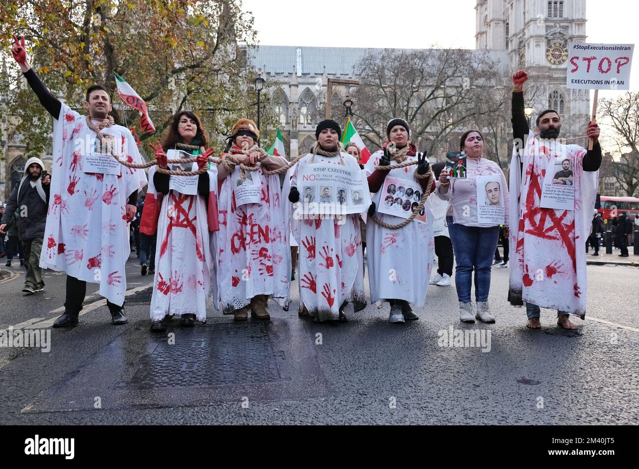 Londres, Reino Unido. 17th de diciembre de 2022. Los manifestantes se reunieron en Westminster para destacar la situación en Irán después de que el gobierno clerical llevara a cabo dos ejecuciones, con dos personas más en riesgo inminente. Otras 25 personas fueron condenadas a muerte tras haber sido acusadas y condenadas por delitos relacionados con la protesta pública, según Amnistía Internacional. Se estima que 18.000 han sido detenidos desde que la muerte de una joven kurda-iraní Mahsa Amini hace tres meses bajo custodia policial desencadenó una protesta masiva. Crédito: Fotografía de la undécima hora/Noticias vivas de Alamy Foto de stock