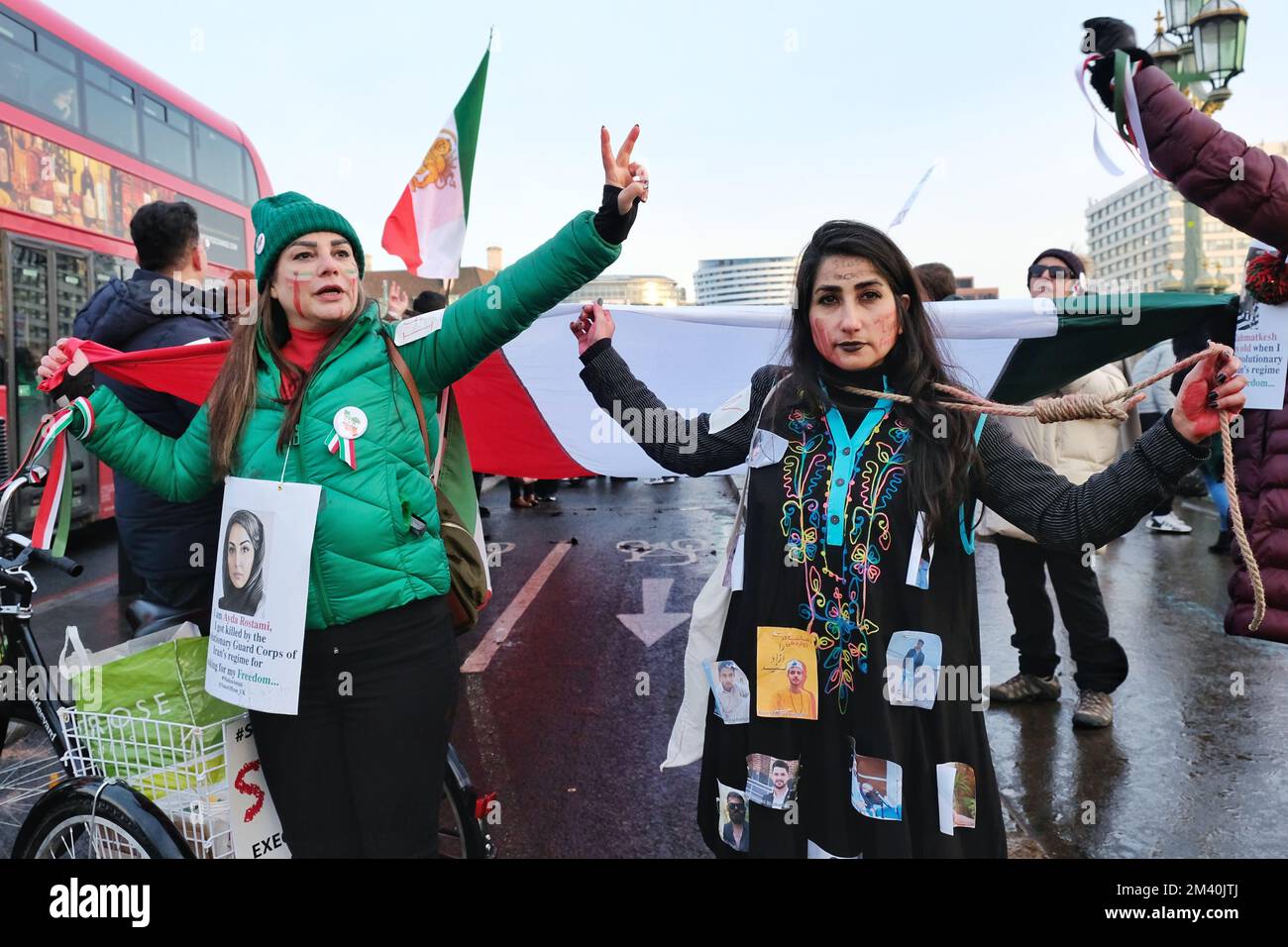 Londres, Reino Unido. 17th de diciembre de 2022. Los manifestantes se reunieron en Westminster para destacar la situación en Irán después de que el gobierno clerical llevara a cabo dos ejecuciones, con dos personas más en riesgo inminente. Otras 25 personas fueron condenadas a muerte tras haber sido acusadas y condenadas por delitos relacionados con la protesta pública, según Amnistía Internacional. Se estima que 18.000 han sido detenidos desde que la muerte de una joven kurda-iraní Mahsa Amini hace tres meses bajo custodia policial desencadenó una protesta masiva. Crédito: Fotografía de la undécima hora/Noticias vivas de Alamy Foto de stock