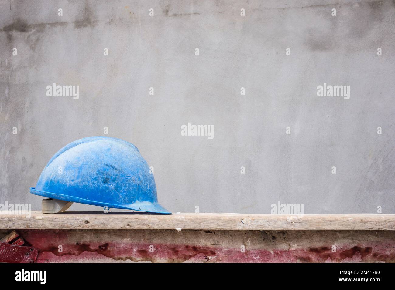 Mujer vistiendo rosa guantes de trabajo descansando en manos cortadora de  césped manejar Fotografía de stock - Alamy