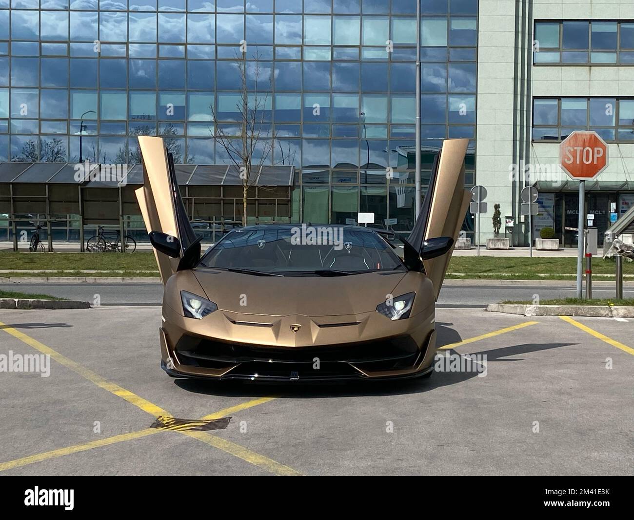 Un Lamborghini Aventador SVJ de color marrón frente a un edificio moderno  Fotografía de stock - Alamy