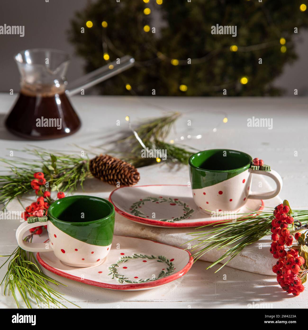 navidad decorado tazas de café de cerámica en la mesa Fotografía de stock -  Alamy