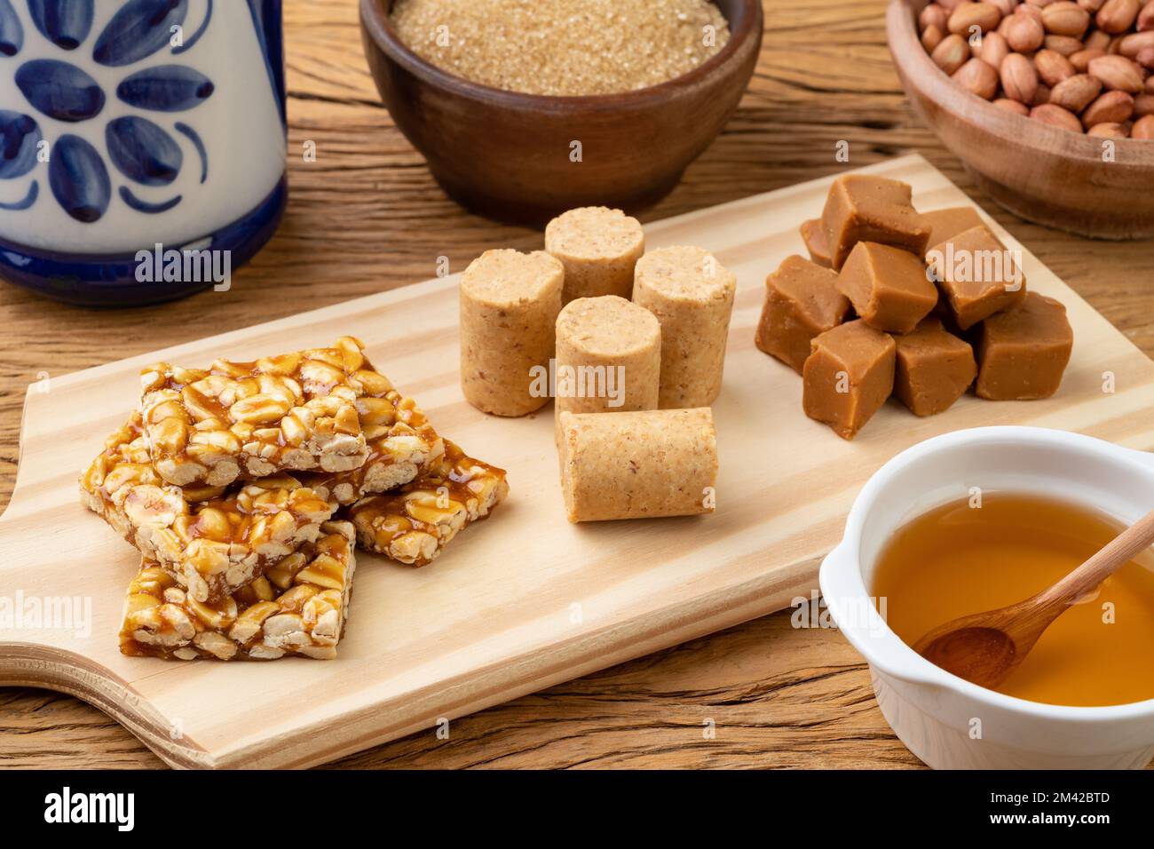 Dulces típicos brasileños con ingredientes sobre tabla de madera. Doce
