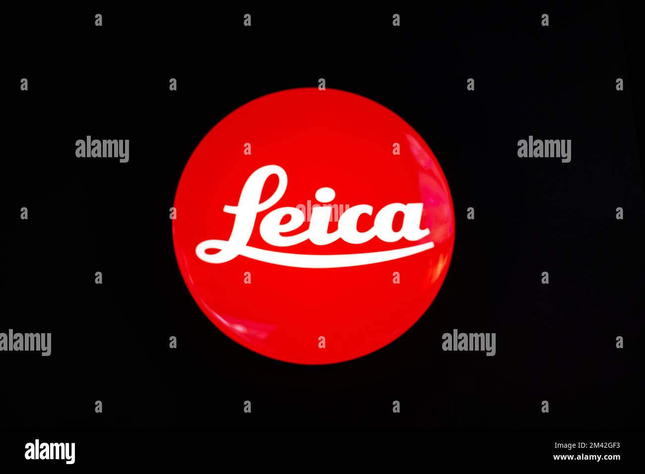 Tokio, Japón. 16th de Dic de 2022. Una boutique Leica en MAP Camera. Leica Camera Wetzlar Germany es un fabricante de cámaras de lujo con sede en Solms y es propiedad en un 55% de la empresa de inversión austriaca ACM Projektentwicklung GmbH, y en un 45% del grupo Blackstone. La compañía es conocida por popularizar originalmente el formato de película 35mm y recientemente ha vuelto a lanzar la cámara de película Leica M6 entre una creciente popularidad en la fotografía analógica. (Imagen de crédito: © Taidgh Barron/ZUMA Press Wire) Foto de stock