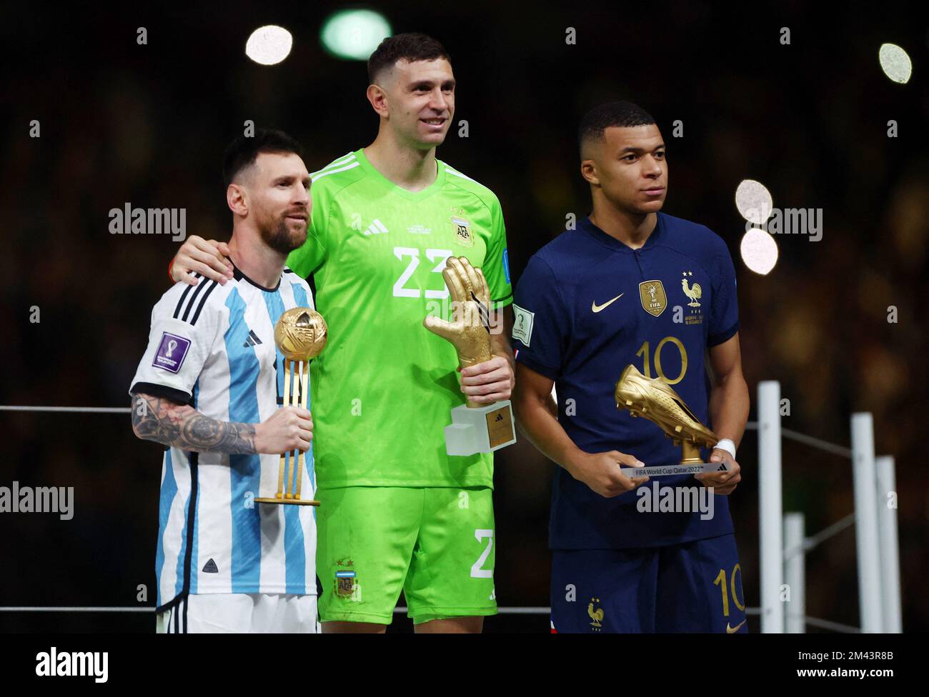 Fútbol - Copa Mundial de la FIFA Qatar 2022 - Final - Argentina contra  Francia - Lusail Stadium, Lusail, Qatar - 18 de diciembre de 2022 Lionel  Messi de Argentina con el