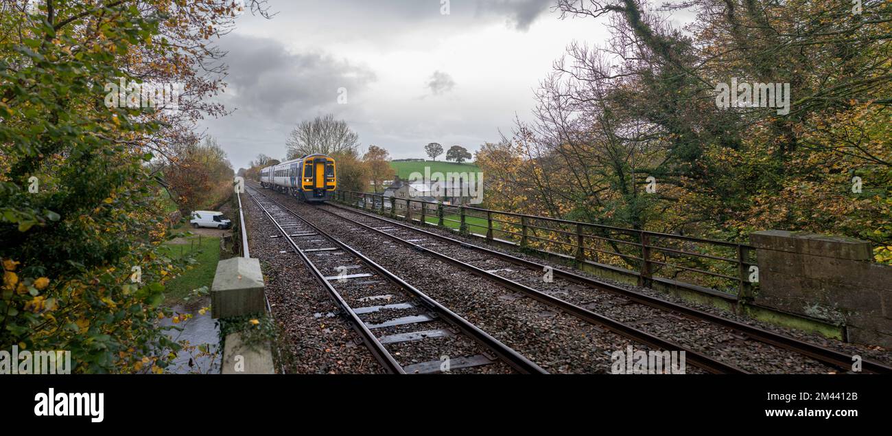 Tren de clase 158 de Northern Rail en la pequeña línea de ferrocarril