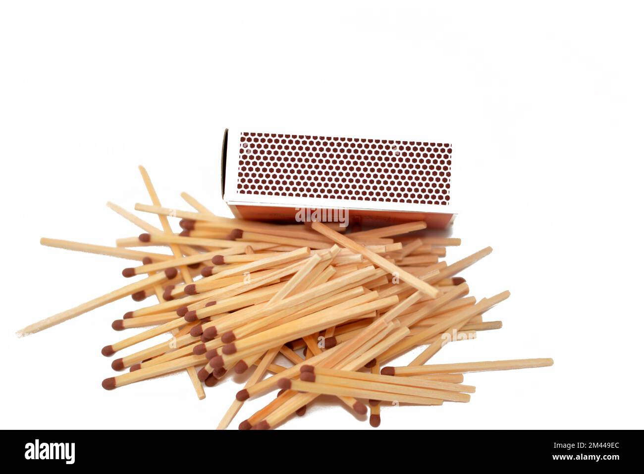 Matchstick, un fósforo es una herramienta para iniciar un fuego, fósforos hechos de pequeños palos de madera o papel rígido, un extremo está recubierto con un material encendido por fr Foto de stock