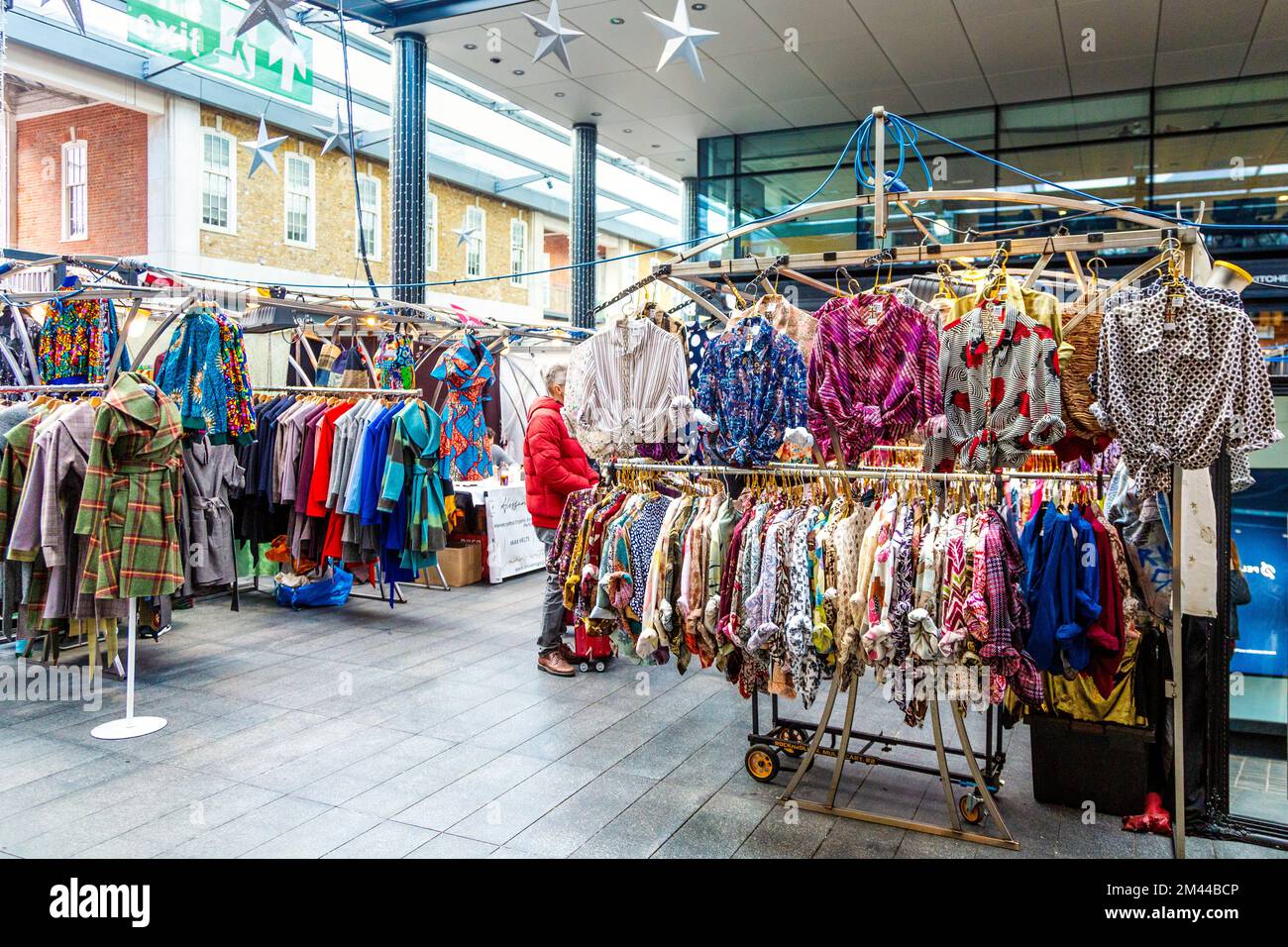 Blusas de moda fotografías e imágenes de alta resolución - Alamy