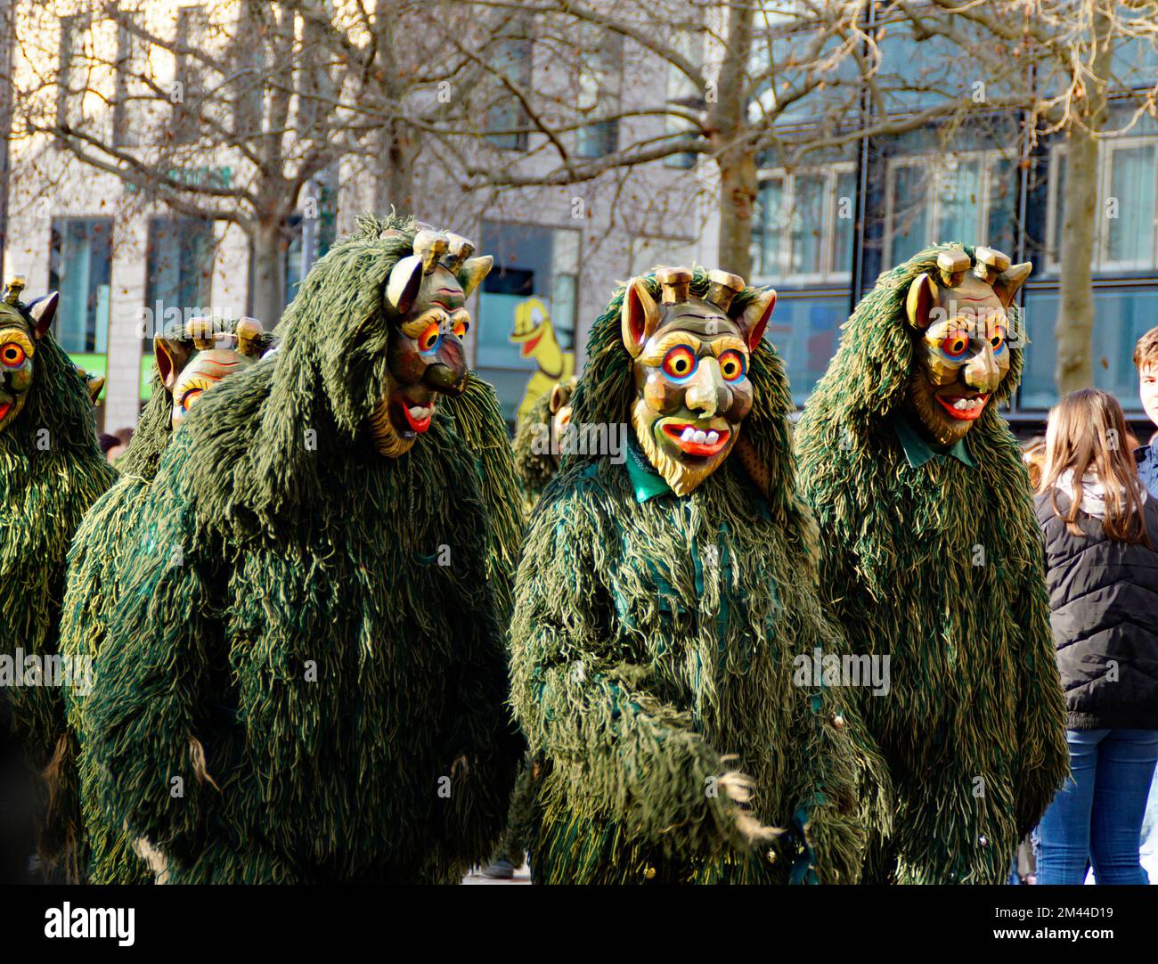 Gente vestida con ropa divertida y máscaras celebrando el tradicional carnaval alemán Shrovetide llamado Fasching o Narrensprung (Ulm, Alemania) Foto de stock