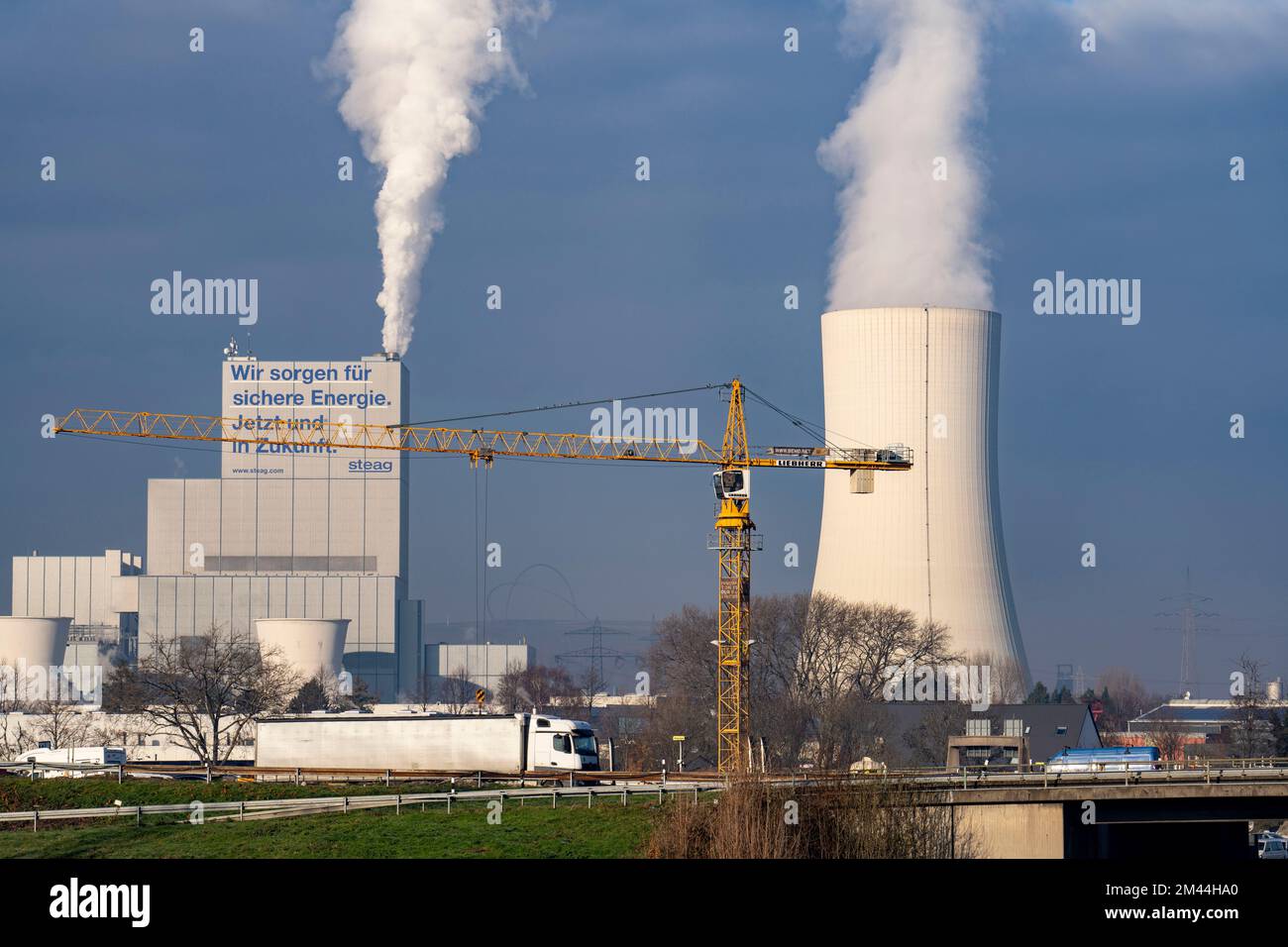 La STEAG combinó la planta de calor y energía en Herne-Baukau, central eléctrica de carbón duro, en el cruce de la autopista Herne, A42, A43, construcción de la autopista Foto de stock