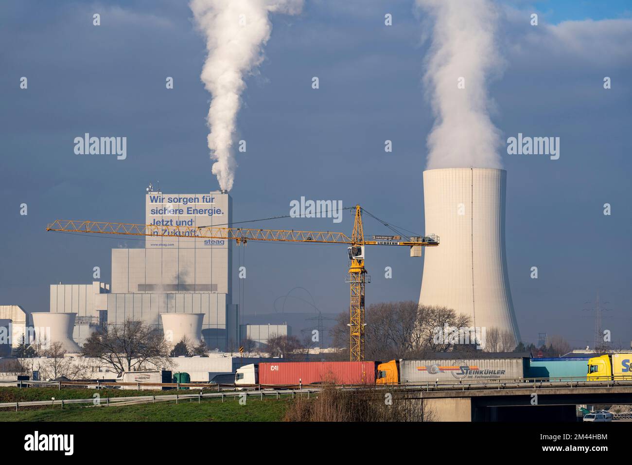 La STEAG combinó la planta de calor y energía en Herne-Baukau, central eléctrica de carbón duro, en el cruce de la autopista Herne, A42, A43, construcción de la autopista Foto de stock