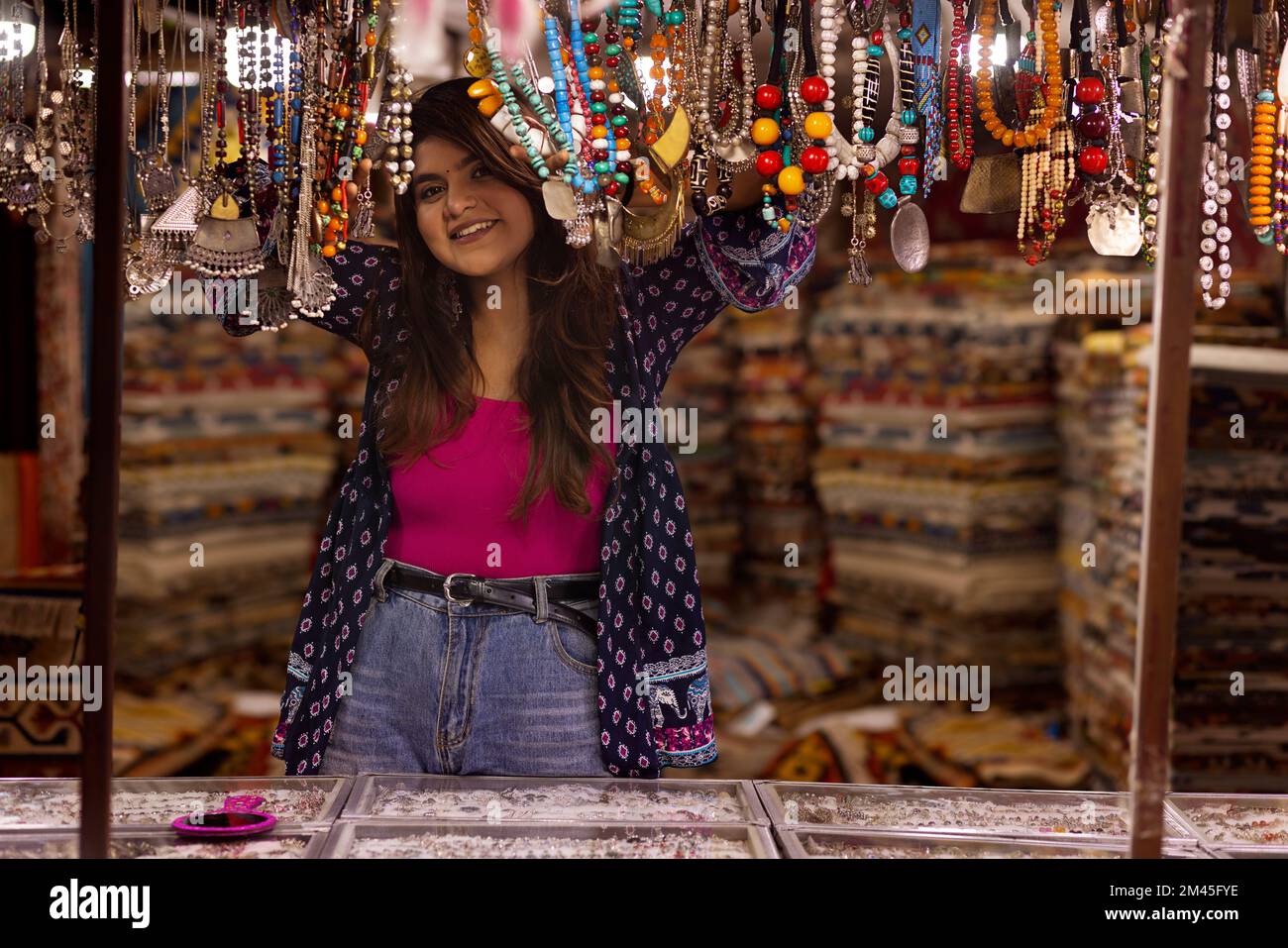 Retrato de una joven en la tienda de joyería de la calle Fotografía de stock - Alamy