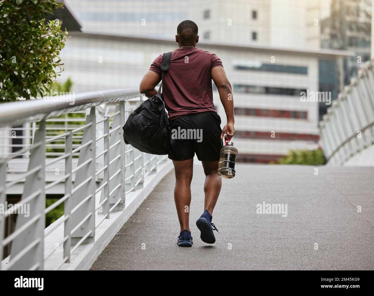 Fitness, salud y hombre caminando al gimnasio con bolsa y botella
