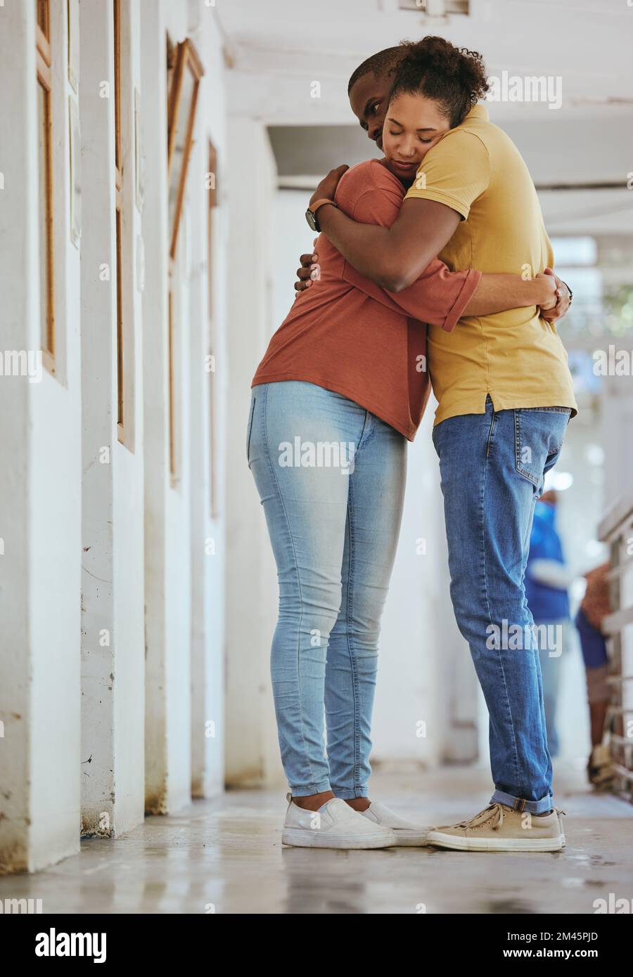 Abrazo, refugio de animales y adopción con una pareja negra juntos en