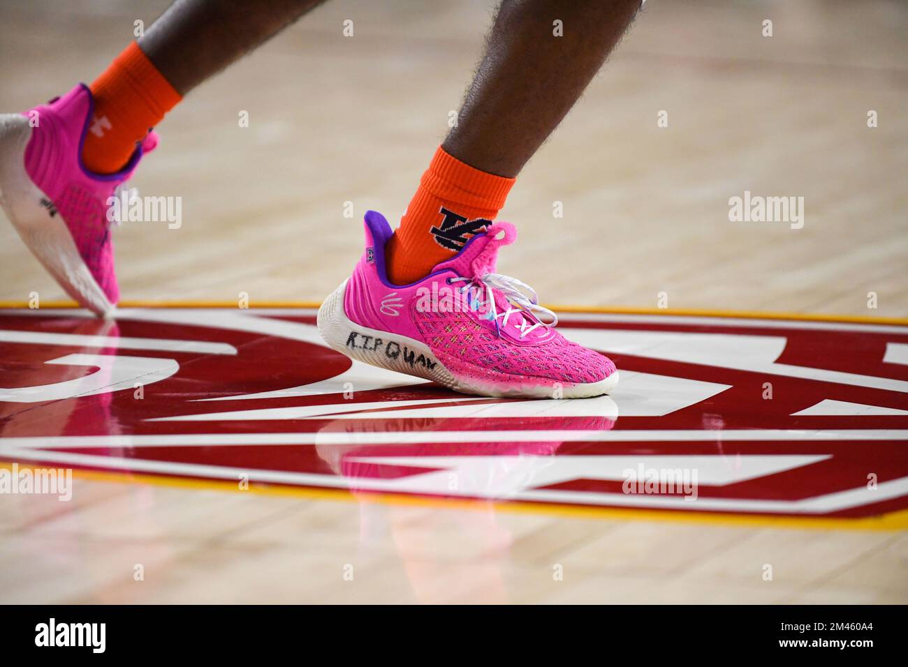 Los zapatos Under Armour Curry Flow 9 usados por el guardia de los Tigres de  Auburn Zep Jasper (12) leían “Rip QUAN” durante un partido de baloncesto de  la NCAA el domingo