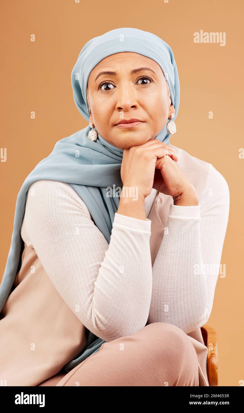 Hermosa Mujer Musulmana En La Ropa Islámica Moderna, Kazan Fotos, retratos,  imágenes y fotografía de archivo libres de derecho. Image 70203185