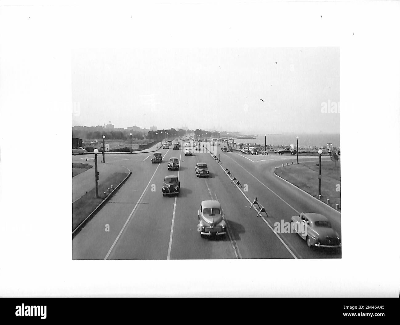 Leif Ericson Drive desde el paso elevado de Oakwood Boulevard mirando