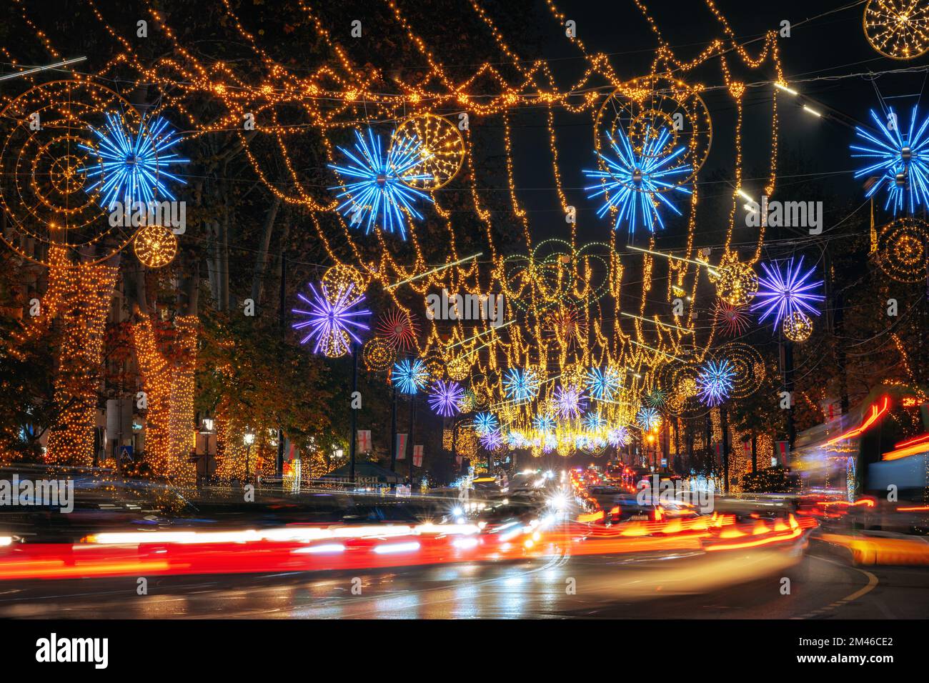 Iluminación de Navidad en la calle de la ciudad de Tbilisi, Georgia Foto de stock