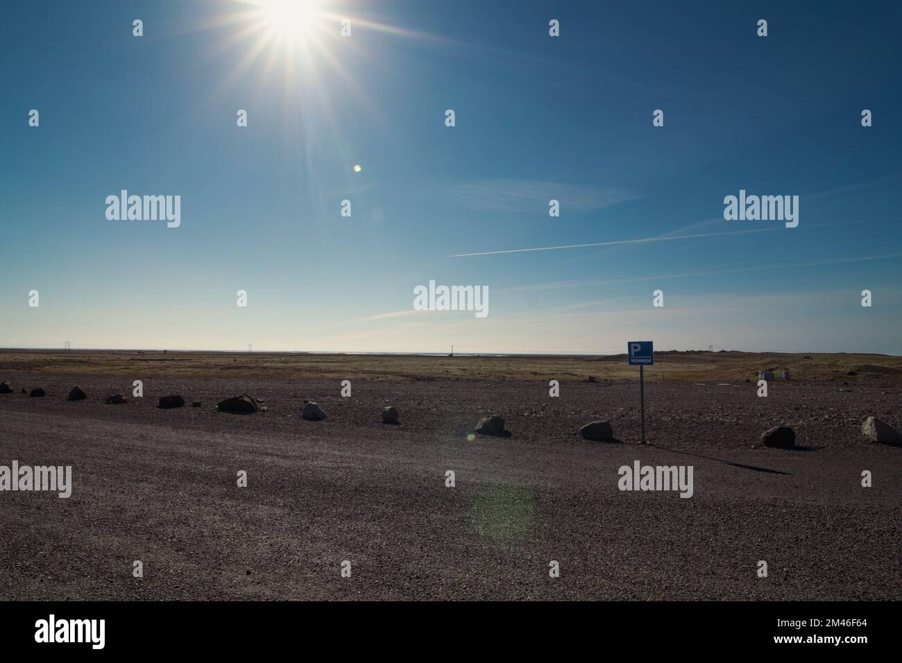 Sitio de estacionamiento vacío en la foto del paisaje del desierto polar Foto de stock