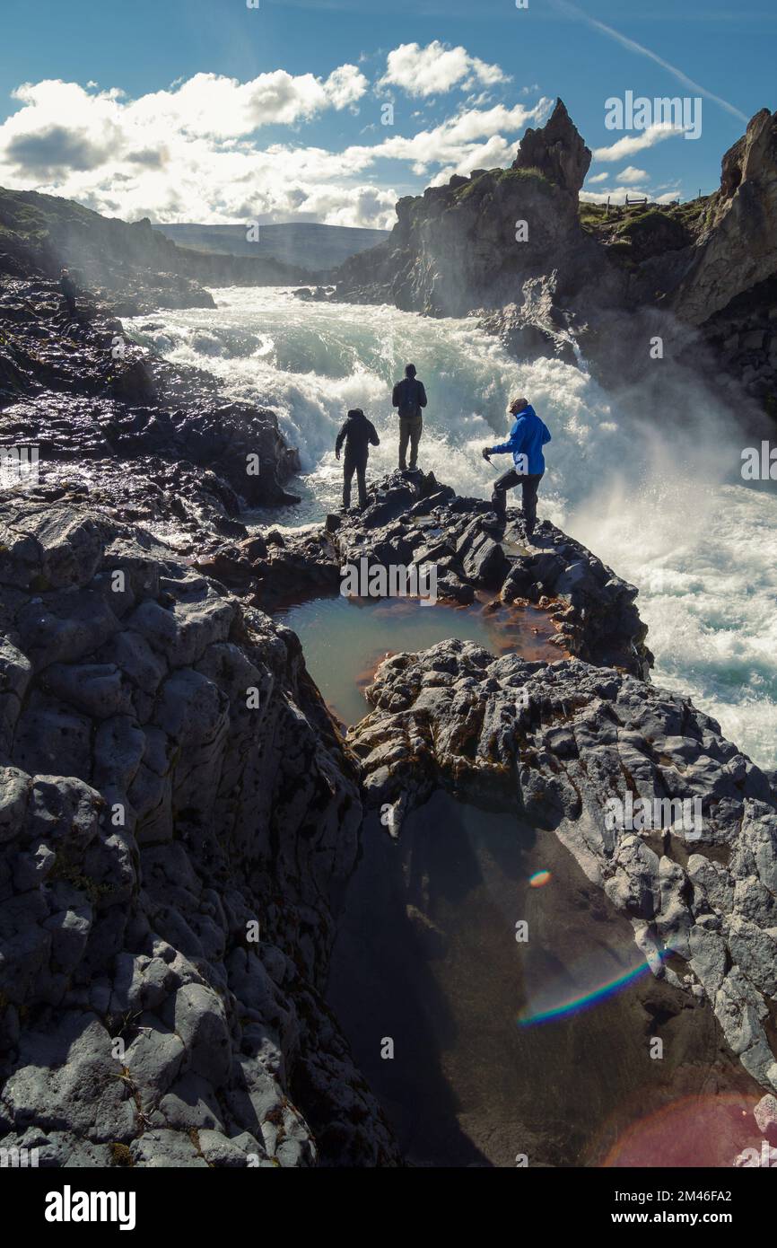 Turistas en Godafoss foto de paisaje de cascada Foto de stock