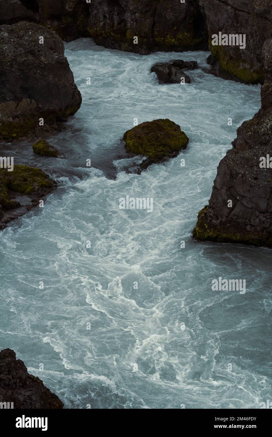 Río de montaña rápido entre acantilados foto de paisaje Foto de stock