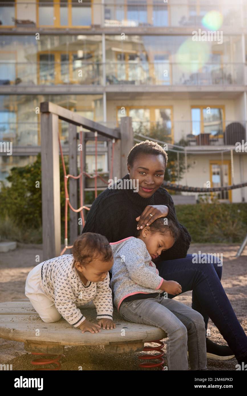 Mujer sonriente con niños Foto de stock